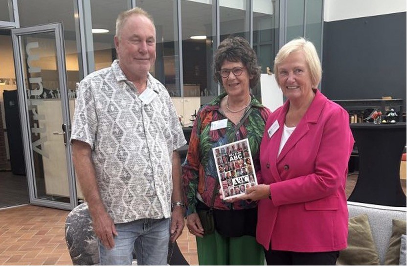 Taalambassadeurs Fred den Heijer en Trudi Jeninga met Mary van Gent.